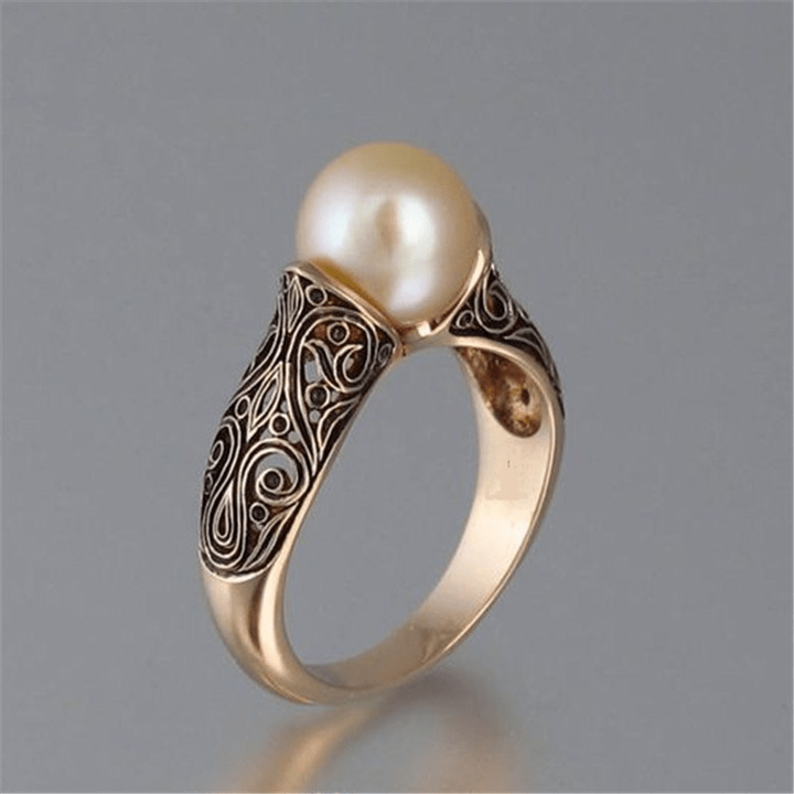Vintage gold ring with pearl